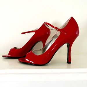 Guess Red patent leather Mary Jane heel. Size 8 medium.